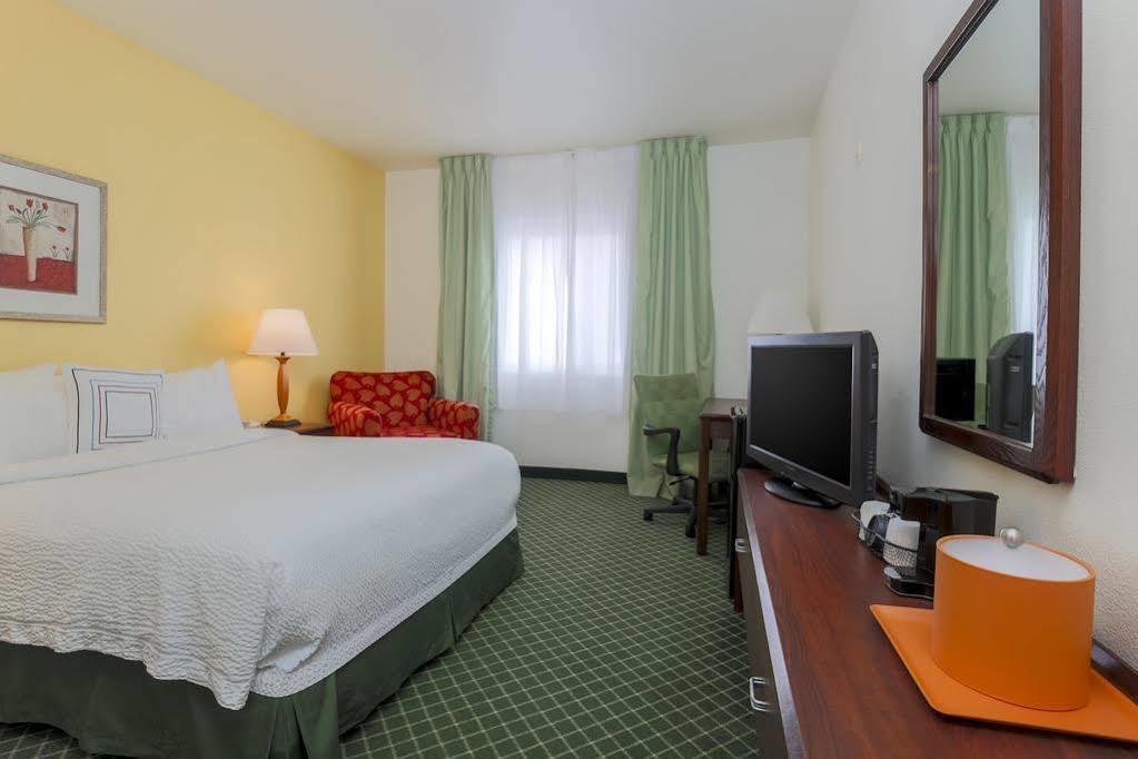 Fairfield Inn By Marriott Tracy Bagian luar foto